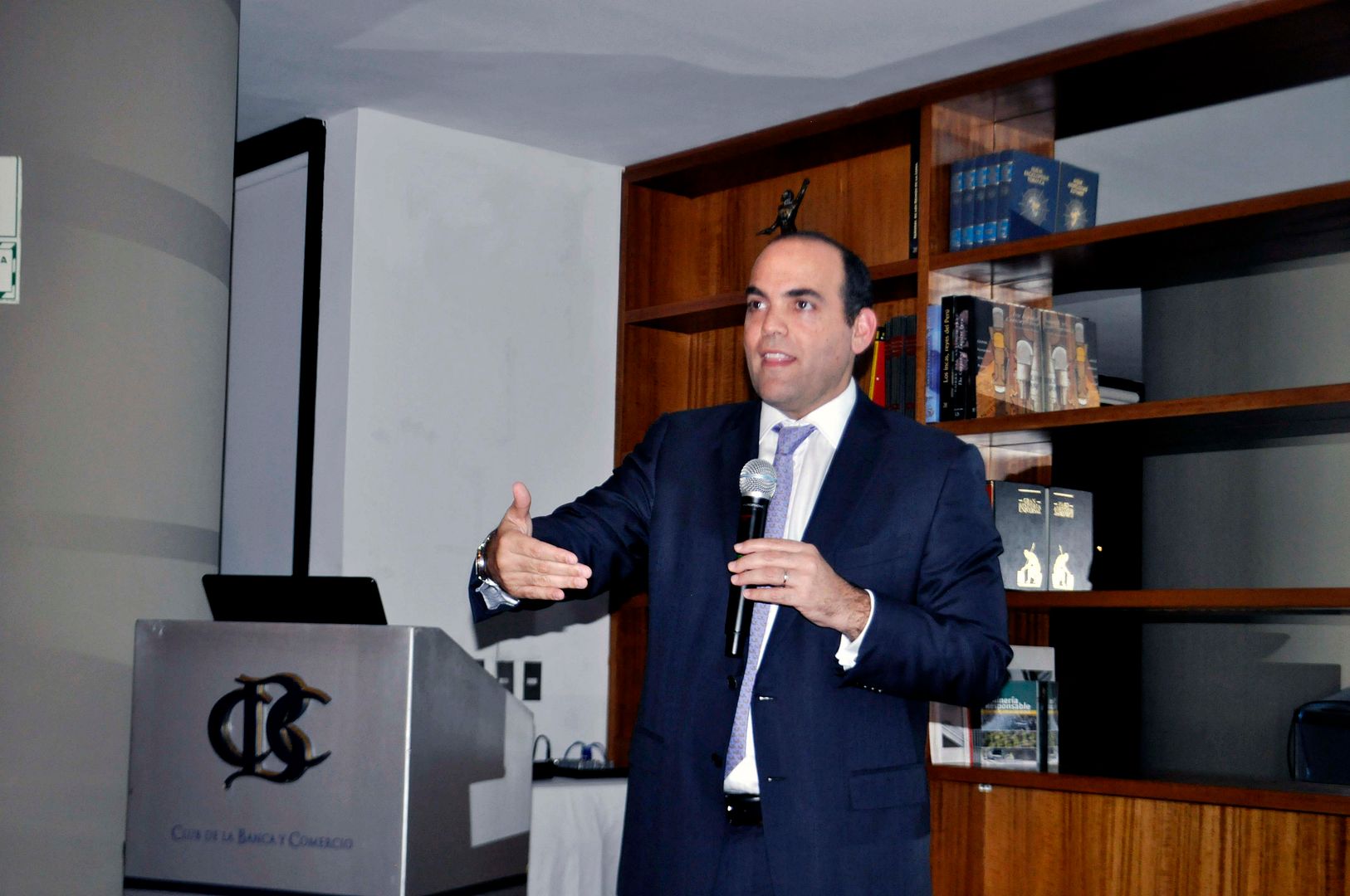 “Conversatorio con Fernando Zavala” en el CBC