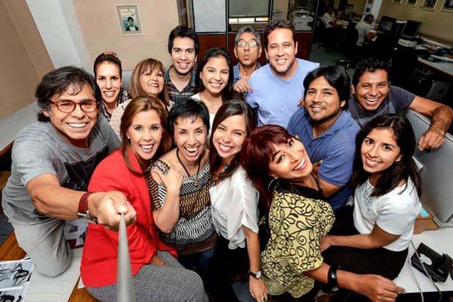 Izq.arriba: Estefanny Jackson (Periodista), Cecilia Pinglo (Editora), Jorge Chávez (Periodista), Caroline Mercado (Periodista) , Marco Tulio Lavado (Preprensa), Luis Cabellos (Diagramador), César Zamalloa (Fotógrafo) y Fabián Carpio (Preprensa). Izq.abajo: Víctor Ch. Vargas (Fotógafo), Drusila Zileri (Directora), Patricia Salinas (Periodista), Patricia Caycho (Periodista), Ruth Enciso (Fotógrafa) y Romina Herrán (Periodista). Ellos & Ellas: Una Década de Complicidad
